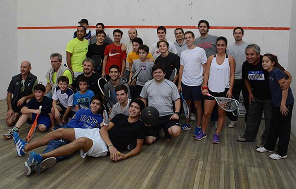 La familia del squash dejó a un lado las raquetas mientras se disputaban las semifinales para tomarse esta bella imagen que refleja la amistad que existe detrás de la competencia.