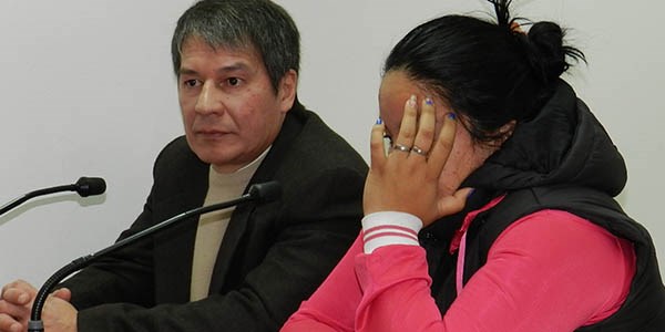 Yamila León junto a su entonces abogado defensor en el juicio donde se abordaba la muerte de Ampuy.