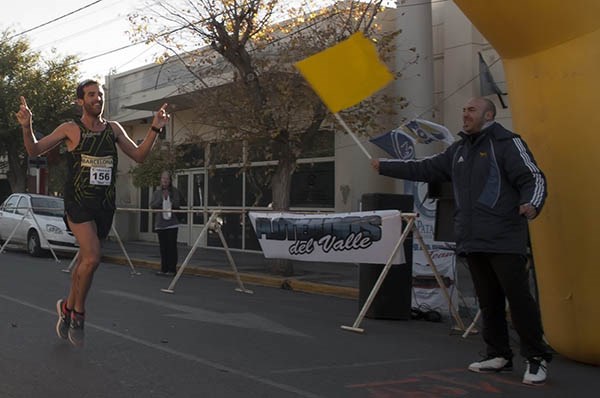 Matías Schiel festejando un instante antes de cruzar la meta en la Corrida “Día de la Patria” el domingo.