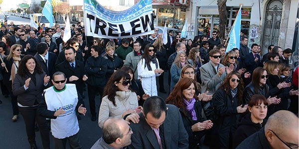 Movilización. Una postal del reclamo de los bancarios en Trelew, donde hicieron mucho ruido en su marcha.