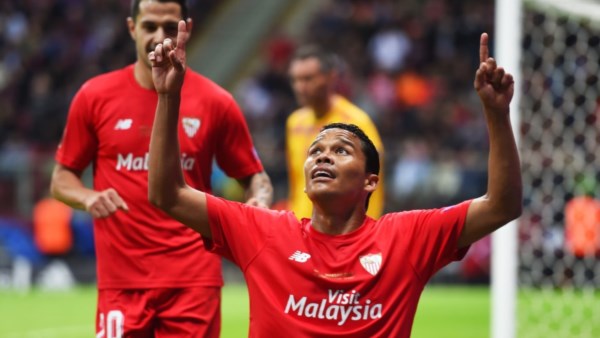 El colombiano Bacca anotó dos tantos para el Sevilla que es bicampeón.