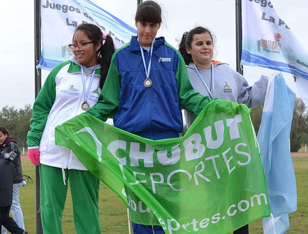 Los chicos con discapacidad subieron al podio con sus medallas.