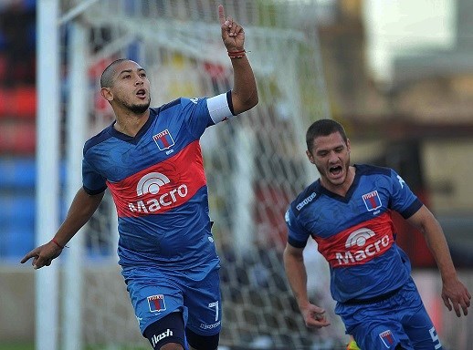 El Matador se mete en la pelea con el triunfo por un gol de penal del Chino Luna.