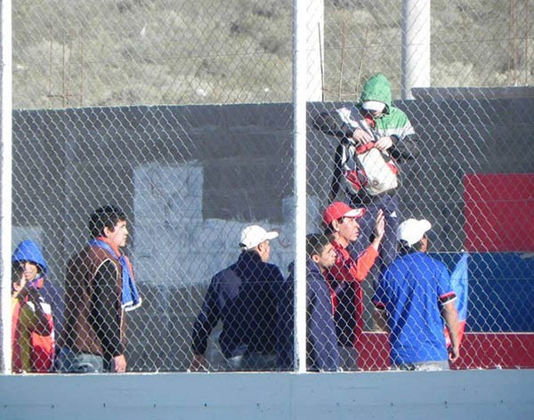 Incidentes. Simpatizantes del local causaron disturbios y forzaron la suspensión del partido.