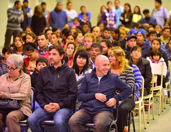 Sonrisa. Una postal de Sastre con los vecinos en el acto del Promeba. 