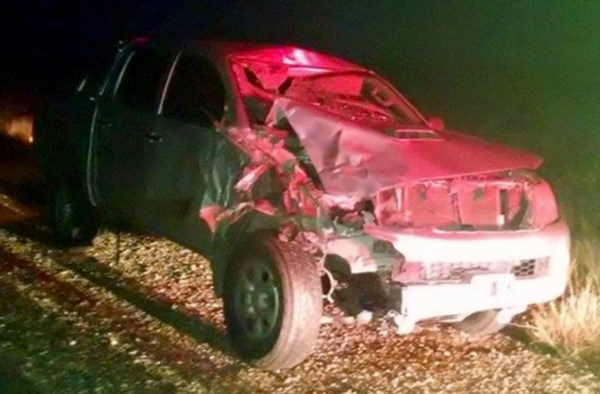 La camioneta Toyota quedó con su frente destruido tras el impacto.