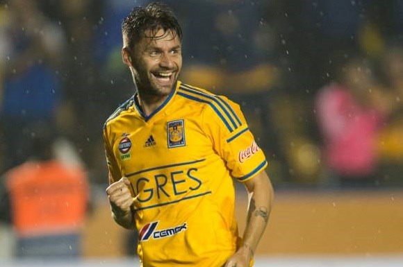 Rafael Sobis festeja el gol de penal que le dio el boleto a los "felinos".