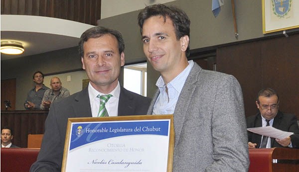 Gustavo Mac Karthy hizo entrega del diploma a Nicolás Casalánguida.