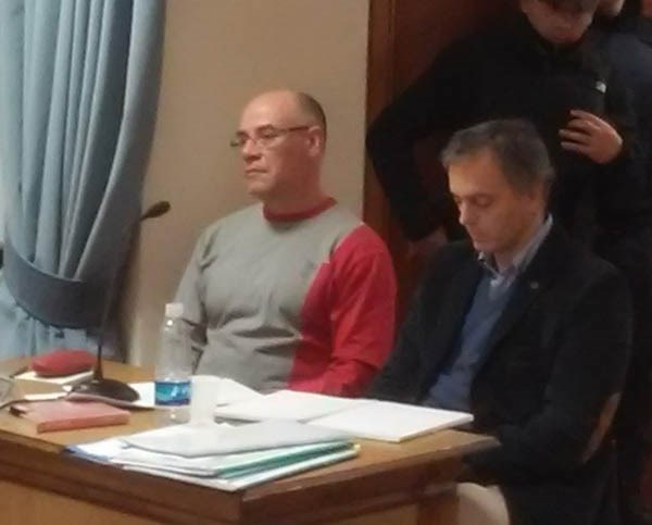 Claudio Lamonega junto a su abogado defensor en la audiencia de ayer.