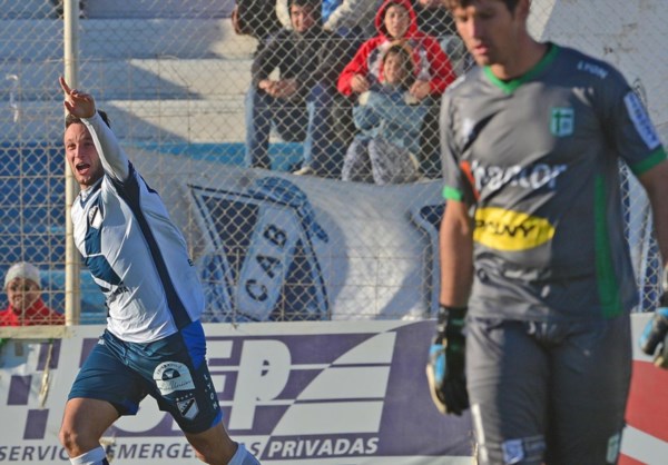 La boca llena de gol por un lado, el arquero vencido por el otro. Joaquín Susvielles convirtió el único tanto a los 6 minutos del segundo tiempo.