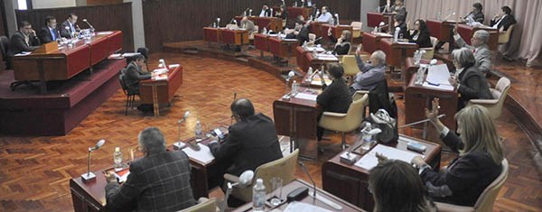 Discusión. El debate por los adicionales de la Policía tuvo un lugar importante en la discusión legislativa que se concretó en Rawson. 