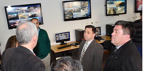 El jefe de Policía, Rubén Cifuentes, y el doctor Rubén Lindner en su visita al monitoreo de Moreno al 300.