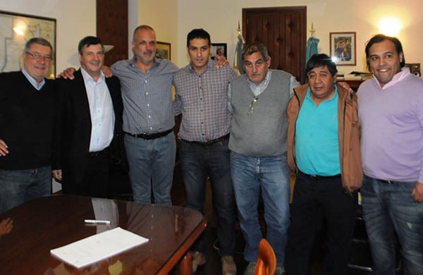 Protagonistas. Tras firmar la aceptación de su precandidatura, Balochi posó junto con la dirigencia.