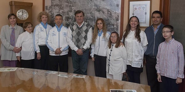 El intendente Máximo Pérez Catán en su despacho junto a los organizadores del evento internacional.