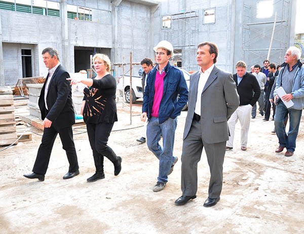El vicegobernador Mac Karthy y el ministro Garitano durante su visita.