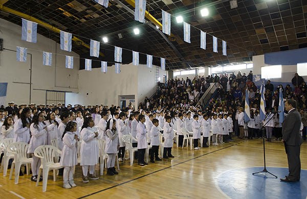Sí, prometo. Alumnos de 4º grado de las escuelas 21, 55 y 529 protagonizaron el emotivo acto en Trelew.