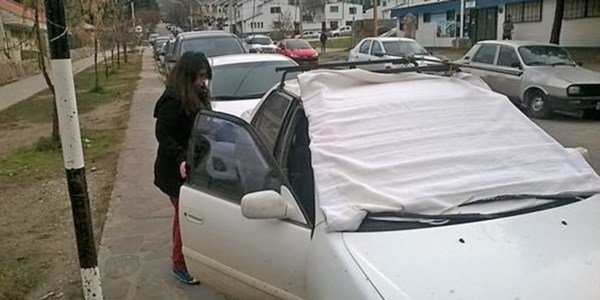 Cuarto oscuro con ruedas. En Esquel tampoco pudieron usar aulas, entonces aprovecharon los vehículos.