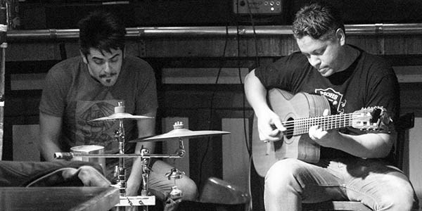 Juan Solco y Martín Martínez presentan un show a dúo con algunos invitados especiales.