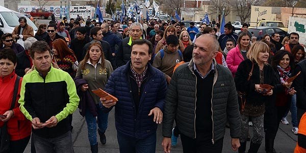 Gran cantidad de militantes acompañaron en la caminata al gobernador Buzzi y al vice Mac Karthy.
