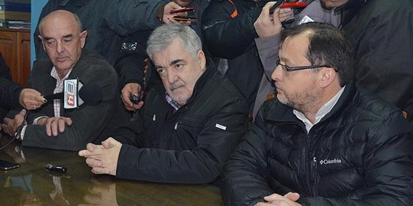 Dúo. Una postal del exgobernador junto con el intendente, opinando luego de la cumbre en la cordillera.