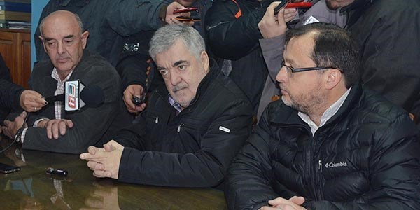 Dúo. Una postal del exgobernador junto con el intendente, opinando luego de la cumbre en la cordillera.