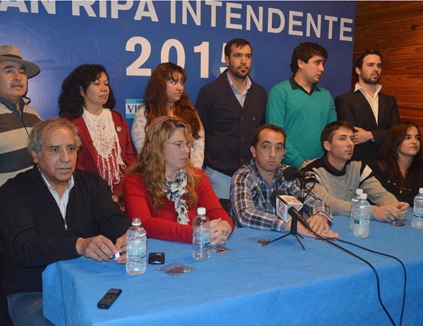 Juan Ripa en el momento en que presenta a sus candidatos a concejales.