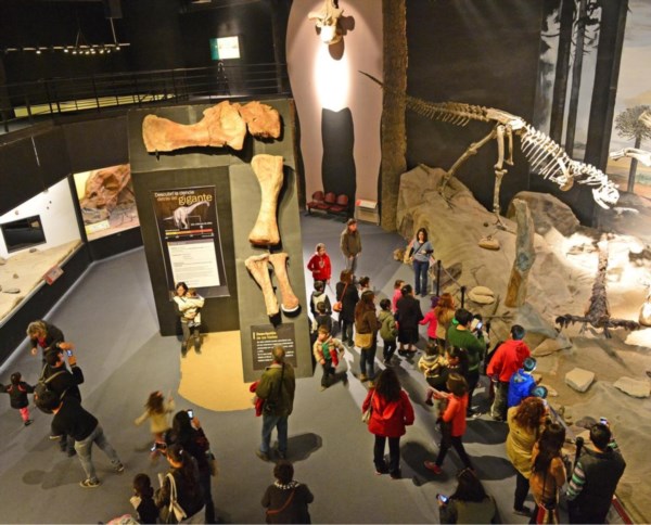 Durante el recorrido los visitantes podrán informarse en el stand de la Universidad del Chubut sobre la nueva Tecnicatura en Paleontología.