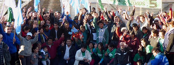 El intendente Pérez Catán junto a la militancia y los integrantes de la Comunidad Boliviana en Trelew.