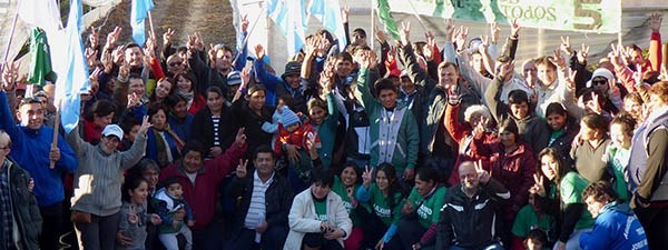 El intendente Pérez Catán junto a la militancia y los integrantes de la Comunidad Boliviana en Trelew.