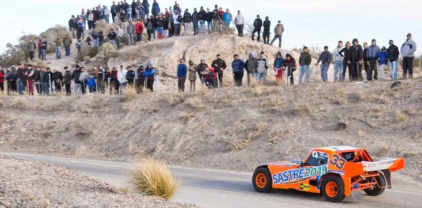 Una postal del “Jorge Meisen”, con el público de Madryn observando la marcha de Julio Bona, ganador de la final de la Simple Tracción Limitada.