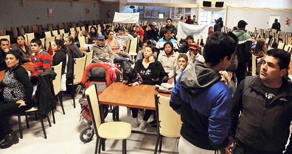 Complicadas. Una postal de parte de las familias que viven en tierras usurpadas y podrían ser desalojadas.