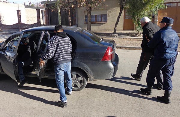 Preso. Momentos en que detenían a un implicado en la presunta banda delictiva radicada en Chubut. 