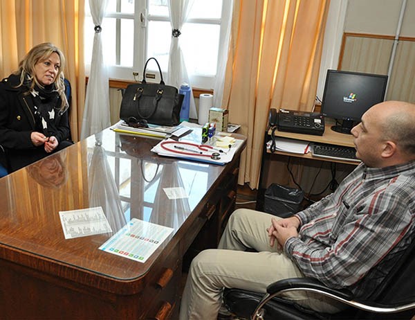 Artero en diálogo con las autoridades del Hospital Santa Teresita.