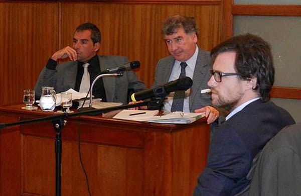 Protagonistas. Ruffa en primer plano, ante la mirada de Sergio Rey y de su defensor, Fabián Gabalachis.