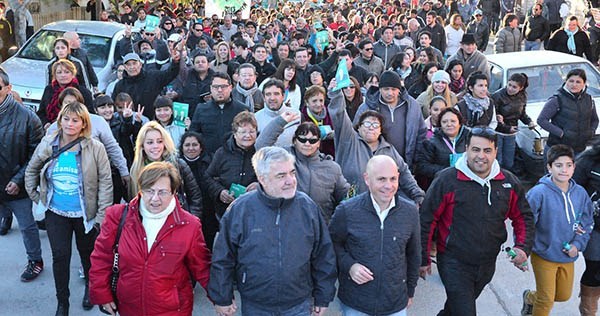 Movilizados. Una postal de la caminata barrial del exgobernador y del intendente por la ciudad del Golfo.