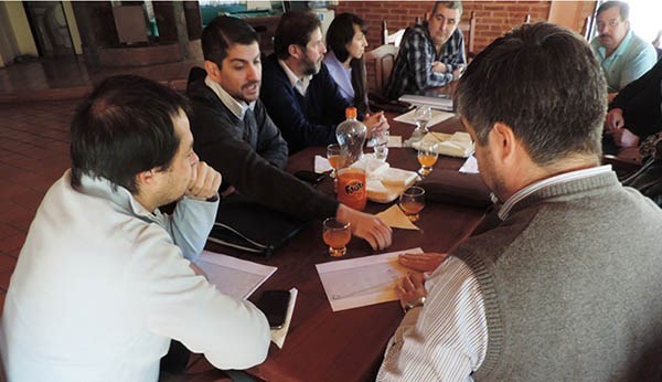 Discusión. Empresarios y  funcionarios afinan los detalles de obra. 