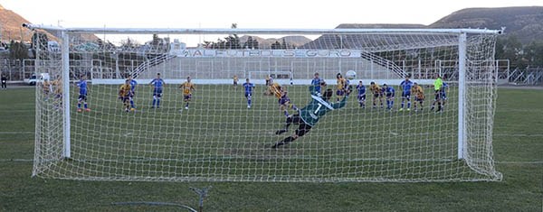 Cuando se moría el partido, el ex Racing de Trelew Franco Lefinir, anotó de penal el gol de Tiro Federal, que le dio la agónica victoria sobre la CAI y la posibilidad de soñar con clasificar.