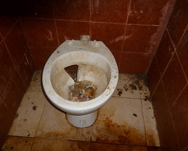 Apenas una muestra. Así lucen muchos de los baños del penal.