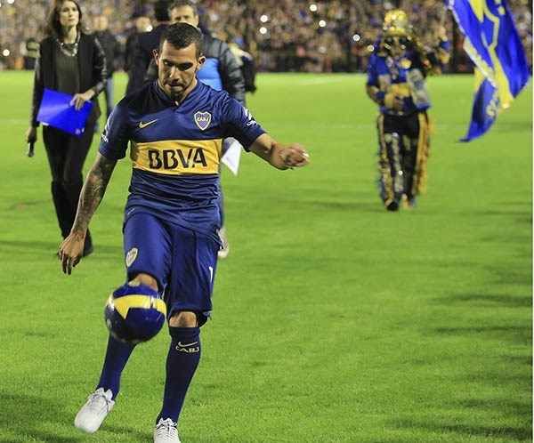 Carlitos Tevez pateó varios balones a la tribuna y loshinchas enloquecieron. Este sábado, vuelve a jugar en la primera de Boca ante Quilmes.