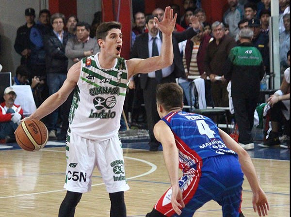 Nicolás De Los Santos comandando la ofensiva de Gimnasia. El base es una de las figuras del equipo.