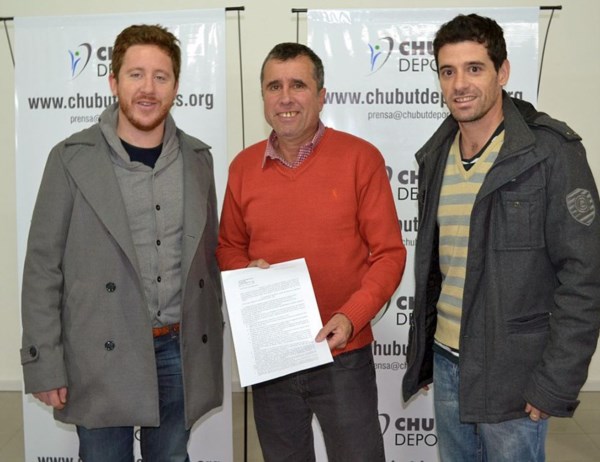 Dante Bowen y Pablo Pierce junto a Ricardo Fueyo de Chubut Deportes.