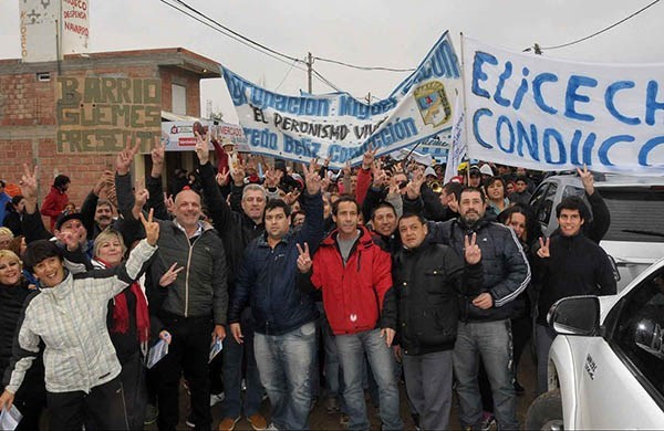V de la victoria. Una postal de los candidatos del oficialismo en su recorrida por un barrio muy populoso. 