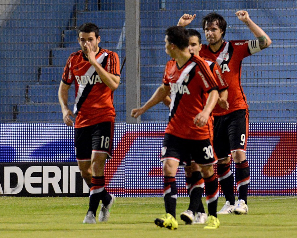 Cavenaghi, en un river repleto de suplentes por la participación millonaria en la Libertadores, tuvo una velada fantástica con un poker de goles.