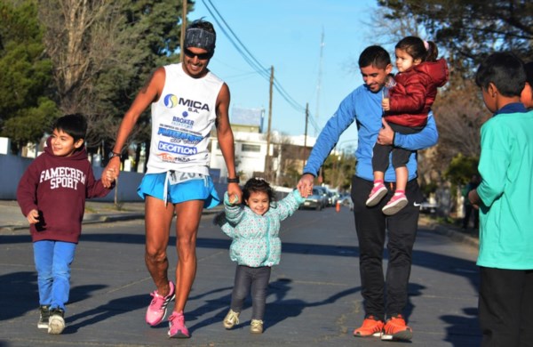 El clásico arribo a la meta del atleta Gerardo Haro junto a su familia, un gesto que embellece el deporte.