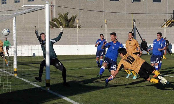 No alcanzó. Daniel Carou convierte el tercero para el “Aurinegro” en la paliza de ayer. Los otros resultados no acompañaros al “Depo”.