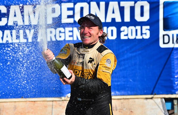 Omar Kovacevich festeja su triunfo en RC2N, en la sexta fecha del Campeonato Argentino de Rally.