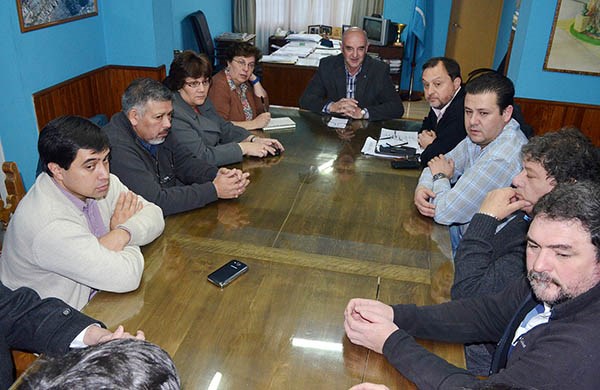 Intercambio. Una postal del encuentro entre el jefe comunal y uno de los aspirantes a sucederlo en Esquel.