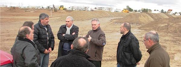 Supervisión. El ministro pasó por el terreno donde se edificará la esperada infraestructura sanitaria.