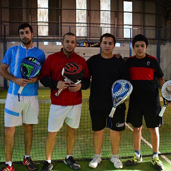 Las parejas posaron para la cámara antes de comenzar a jugar.