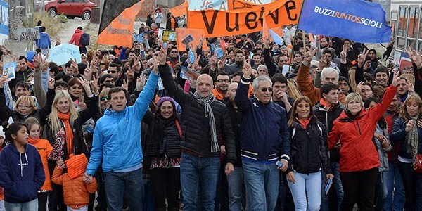 Proselitismo. Pese al frío, mucha militancia se reunió en Trelew para difundir la idea del oficialismo. 